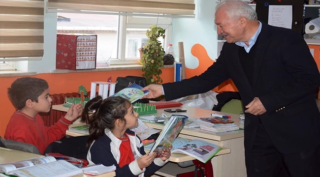 BAŞKAN YILMAZ ÖĞRENCİLERE SATRANÇ MASALI ADLI KİTABI HEDİYE ETTİ