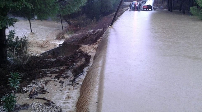 Eceabat'ta dere taştı, yollar kapandı