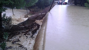 Eceabat'ta dere taştı, yollar kapandı