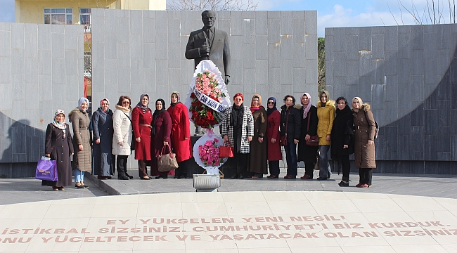 Çan Ak Parti Kadın Kolları ve HUBAN Derneğinden Çelenk Töreni