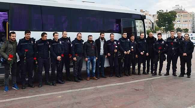 Çanakkaleli Gazetecilerden Polislere karanfil