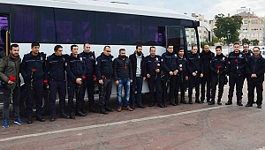 Çanakkaleli Gazetecilerden Polislere karanfil