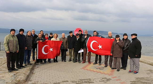 Denize Çelenk bıraktılar