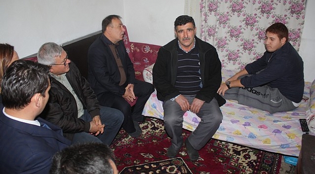 Ezine Belediye Başkanı Babaoğlu, Gazi Vedat Şen'i ziyaret etti.