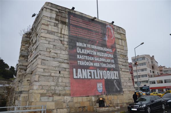 Gelibolu Belediyesinden teröre afişli tepki