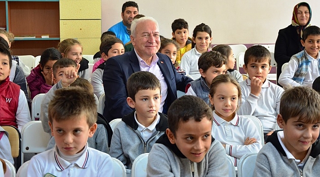 Lapseki belediye başkanı YILMAZ'dan çocuklara anlamlı hediye