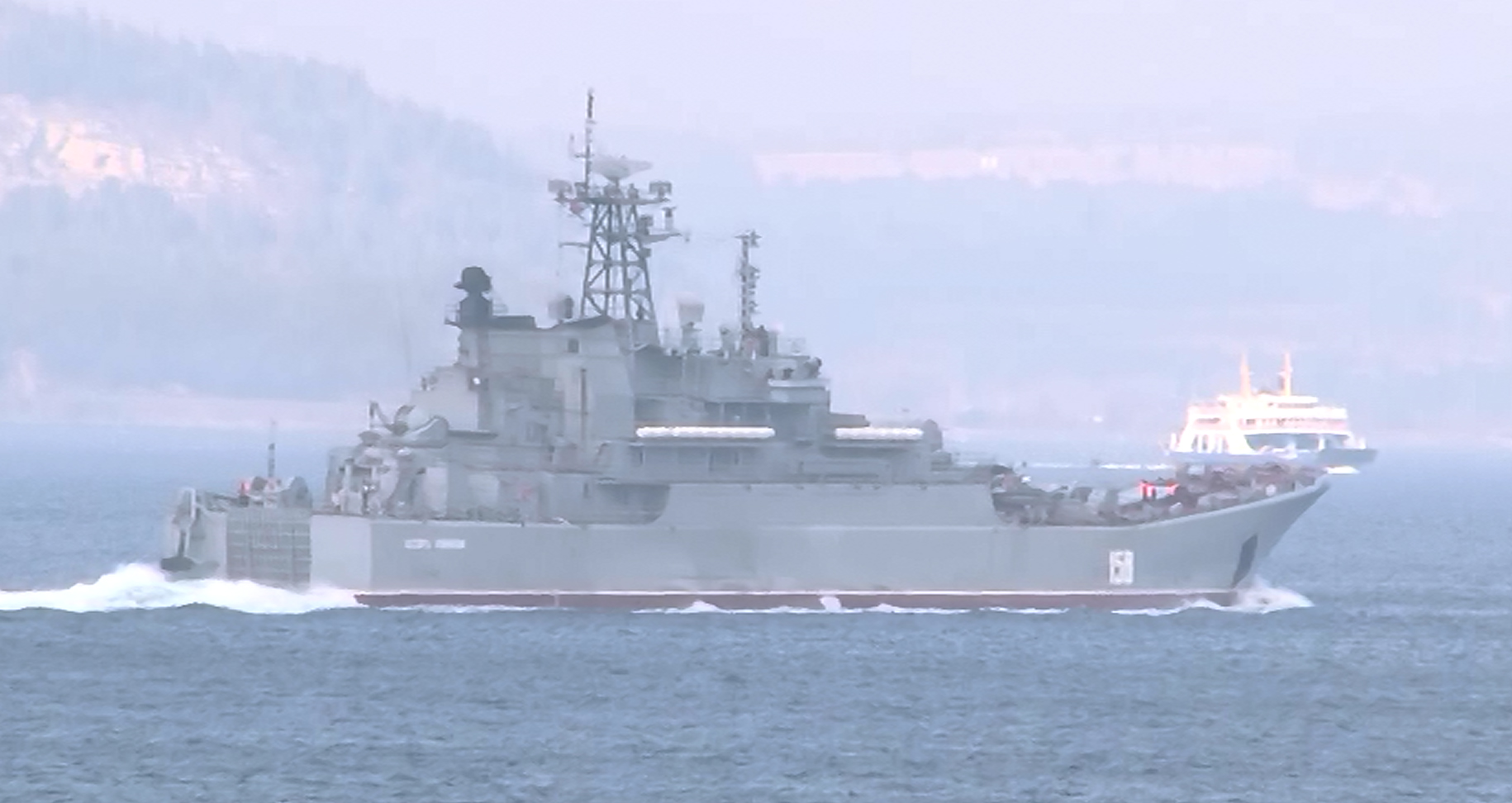 Rus savaş gemisi Çanakkale Boğazı'ndan geçti