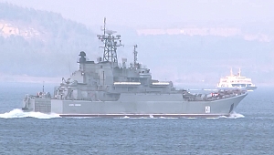 Rus savaş gemisi Çanakkale Boğazı'ndan geçti