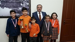 Satranç şampiyonlarından Gelibolu Belediye Başkanı Özacar'a Ziyaret