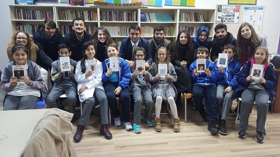 Topladıkları kitaplarla kütüphane kurdular