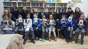 Topladıkları kitaplarla kütüphane kurdular