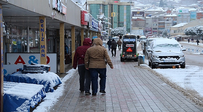 Yoğun kar yağışından dolayı Biga'da da okullar tatil edildi