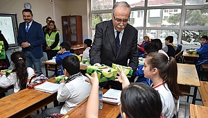 Başkan Gökhan'dan Öğrencilere Elma İkramı