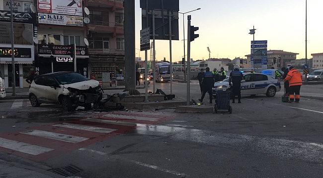 Çanakkale'de Kontrolden Çıkan otomobil savrulup, refüje çıktı.