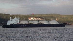 Dev tanker boğazı kapattı.