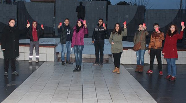 Kırmızı Kart Gösterip "Hayır" Dediler.