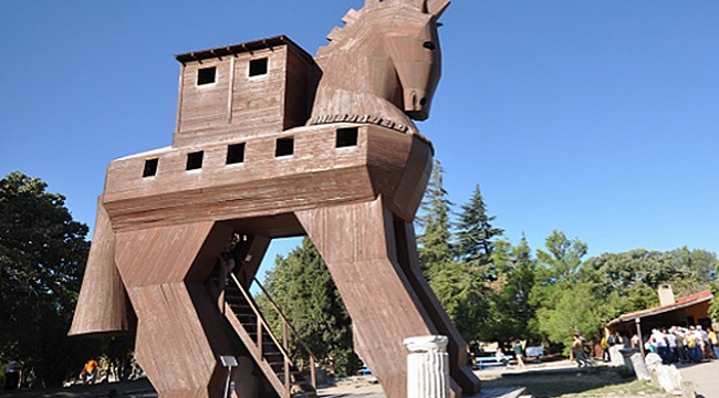 Turistik alanlar ziyaretçi akınına uğradı