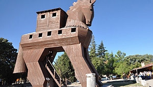 Turistik alanlar ziyaretçi akınına uğradı