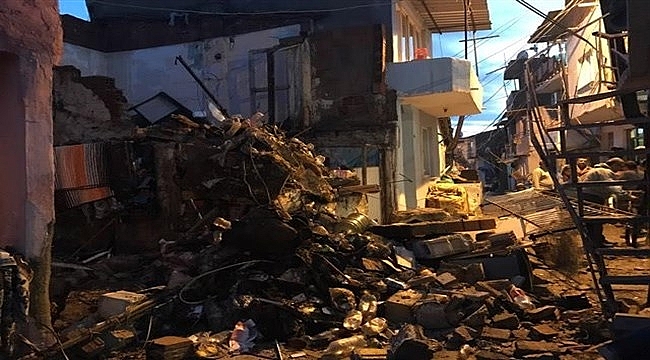 Yılların Yüküne Dayanamadı Çöktü