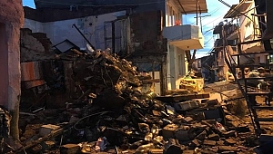 Yılların Yüküne Dayanamadı Çöktü