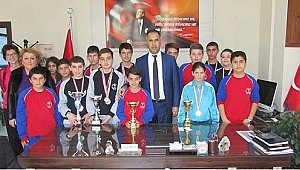 Alkışlar Balıklıçeşme Ortaokuluna