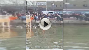 Denize Düştü, boğulmaktan son anda kurtuldu.