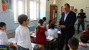 Kepez Belediyesi basımını gerçekleştirdiği Cumhuriyet ve Demokrasi kitabı Kepez'deki tüm okullara dağıttı