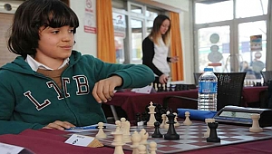 Satranç Turnuvasından Kupayla Döndüler