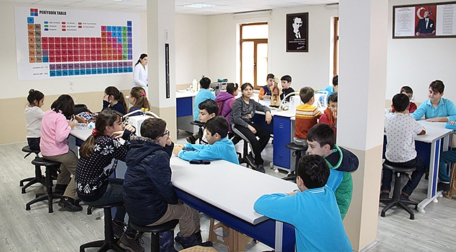 Tevfik Emin Başarır İlkokulu öğrencileri, Biga Belediyesi Fen Laboratuvarı'nda