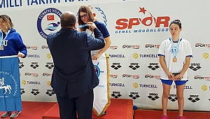 10 bin metre yüzmede şampiyon Nilay Erkal oldu