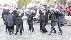 8 Martı yağmur altında kutladılar