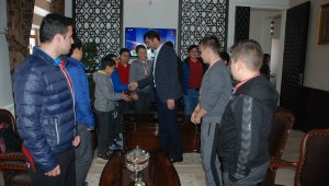 Başarılı güreşçilerden Bayramiç Belediye Başkanı Arslan'a ziyaret