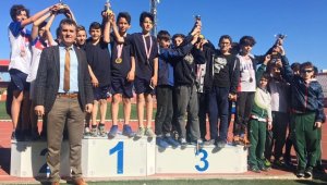 Biga Ortaokulu Atletizm küçük erkek takımı şampiyon