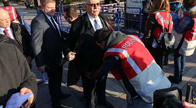 Çanakkale Belediye Başkanı Ülgür Gökhan'a tören girişinde arama