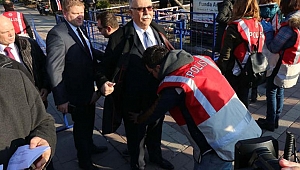 Çanakkale Belediye Başkanı Ülgür Gökhan'a tören girişinde arama