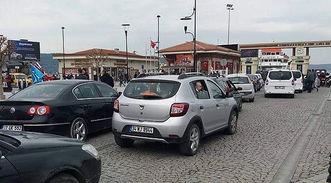 Çanakkale'de Feribot Kuyruğu...
