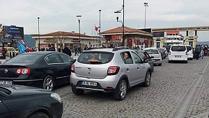 Çanakkale'de Feribot Kuyruğu...