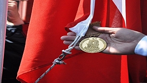 'Çanakkale geçilmez' yazılı altın madalya, Türk bayrağıyla buluşacak