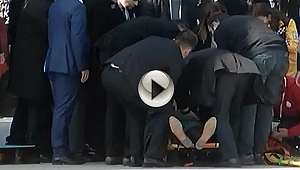 Çanakkale Şehitler Abidesi'nde düzenlenen törende sancaktar bayıldı