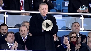 Cumhurbaşkanı Erdoğan resmi geçit törenini ayakta izledi