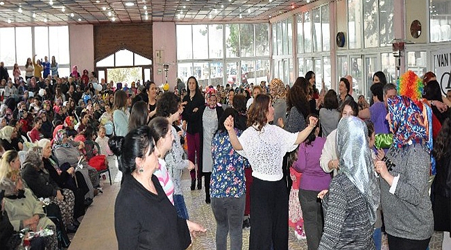 Depremzede kadınlara moral konseri