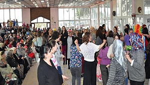 Depremzede kadınlara moral konseri