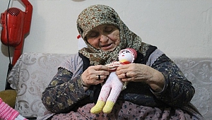 Elleriyle ördüğü bebekleri satıp geçimini sağlıyor