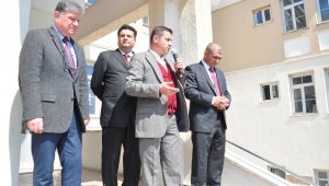 Fen lisesi öğrencileri okul bahçesine fidan dikti