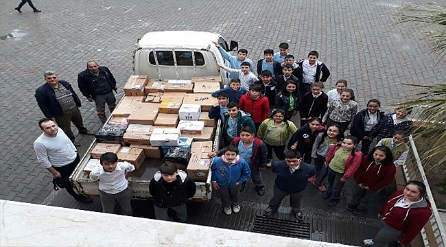 Minik eller mülteciler için yardım topladı