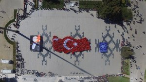 Şehitler Abidesi'nde Türkiye haritası kareografisi