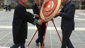 Avukatlardan Atatürk Anıtı'na çelenk