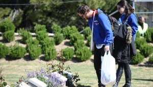 Avustralyalılar dedelerinin mezarında