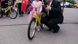 Biga Fenerbahçeliler Derneği çocuklara bisiklet dağıttı