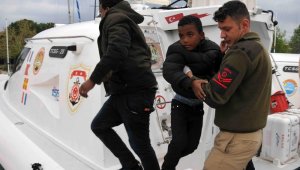 Çanakkale'de 28 kaçak göçmen kurtarıldı